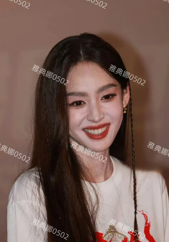 古力娜扎本人并没有网上吹得那么美，不知道是太瘦了还是妆化得太浓了，公认的大美女也