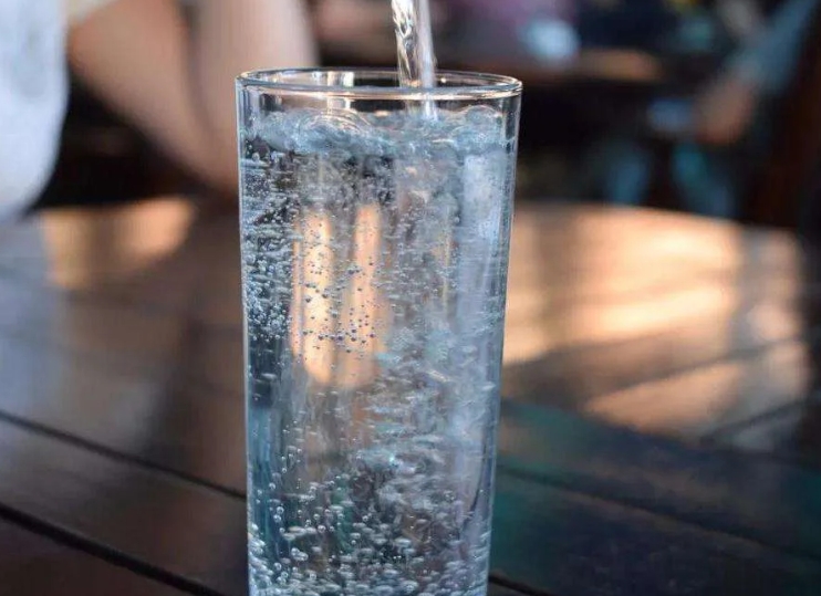 纯净水为何不宜长期饮用？

纯净水在净化方面确实优于自来水，被视为“安全水”。但