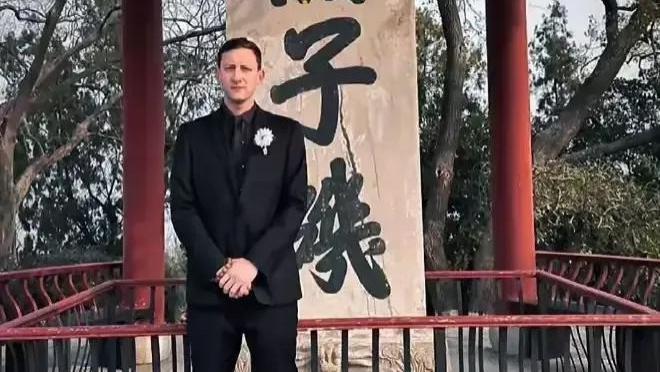 闹大了！埃文凯尔抛弃百万粉账号，晒出与律师合影，前助理发声