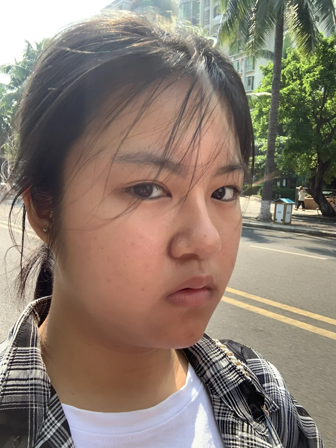 我在大学爆改这些年
从胖到没有下颚线，到拍照喜欢拍侧脸
从化妆一小时却依然满面油