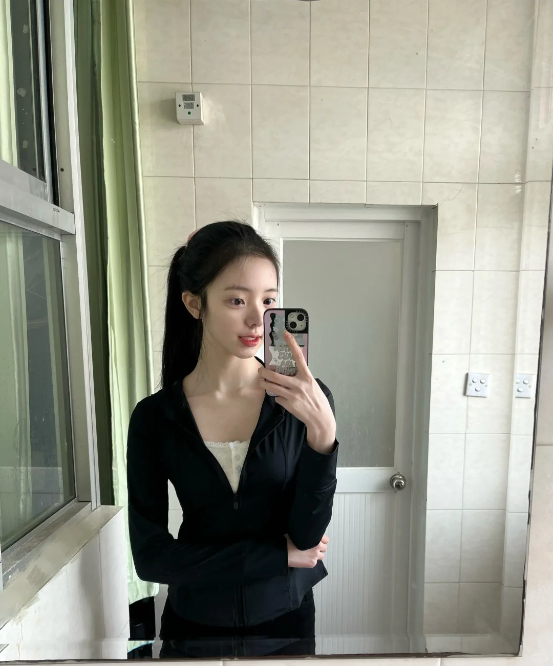 朋友说我半身照一般，但全身照绝了
谁能想到防晒衣上身也能这么好看！好想快进到夏天