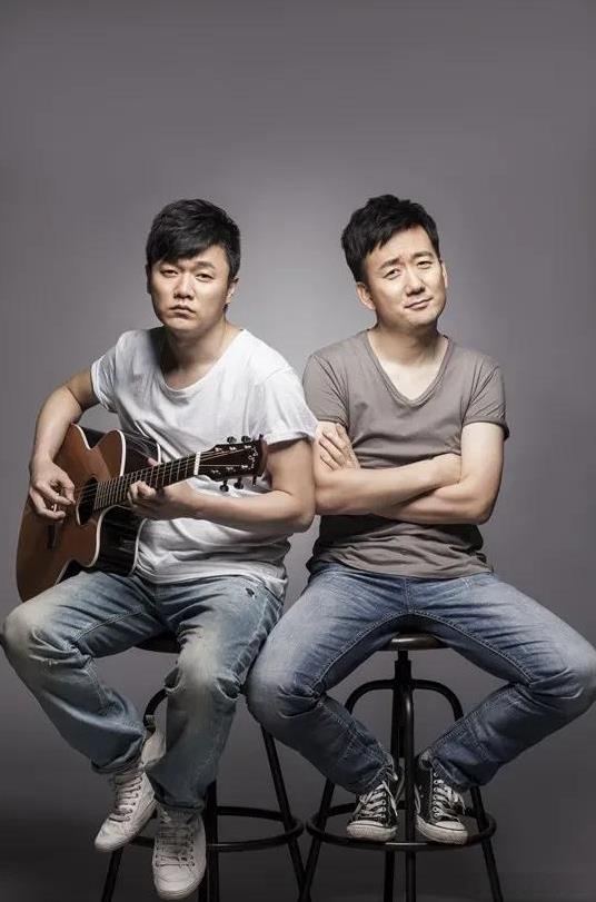 咱来聊聊，为啥筷子兄弟里只有肖央持续走红？筷子兄弟只是个组合名，王太利和肖央并非