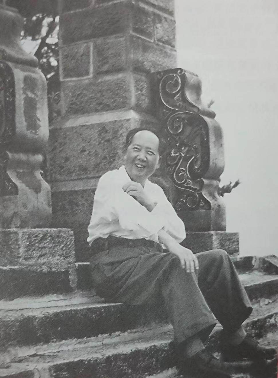 1959年，庐山的景致里定格下珍贵一幕。彼时，毛主席忙碌于诸多事务之中，趁着会议