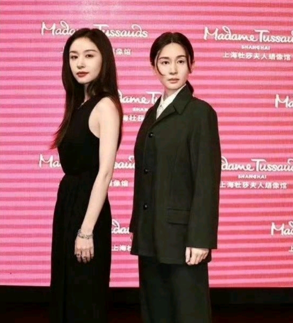 王子文的蜡像逼真至极，与本人站在一起难辨真假。
