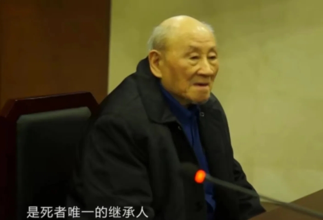 北京朝阳，95岁大爷去取已故老伴的30万存款，银行要求他开公证继承书。然而，公证
