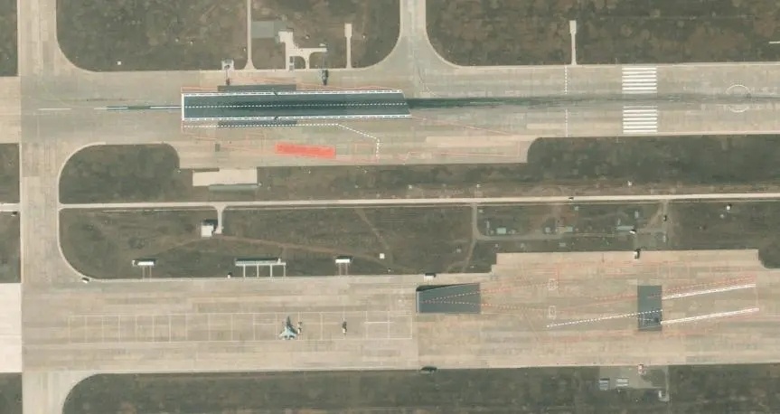 一个基地有两套舰载机起降系统，这在全世界也是独一无二的存在。
卫星和常规照片显示