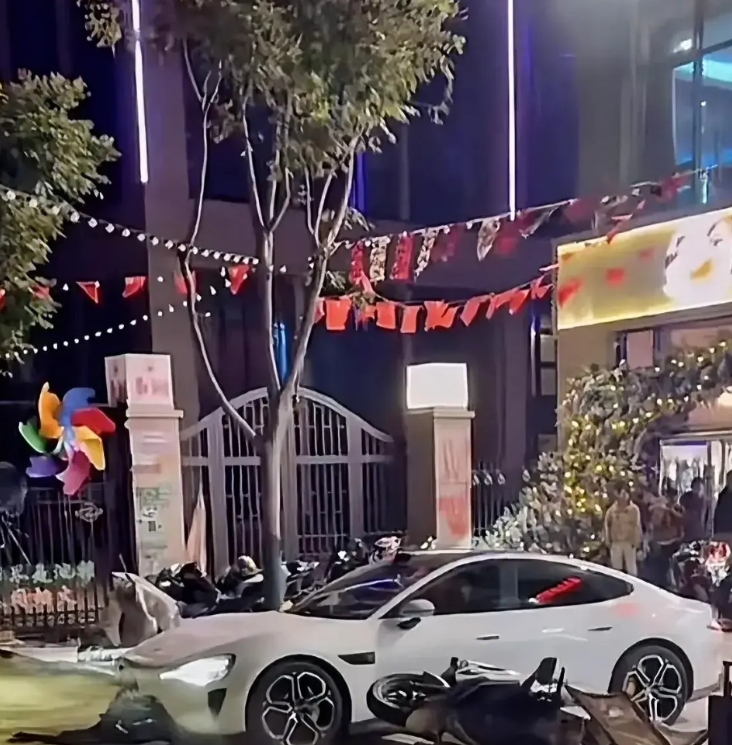 南通小米su7车主撞摩托车事件，说真的，我觉得小孩哥挺可怜的，涉世未深，遇到口嗨