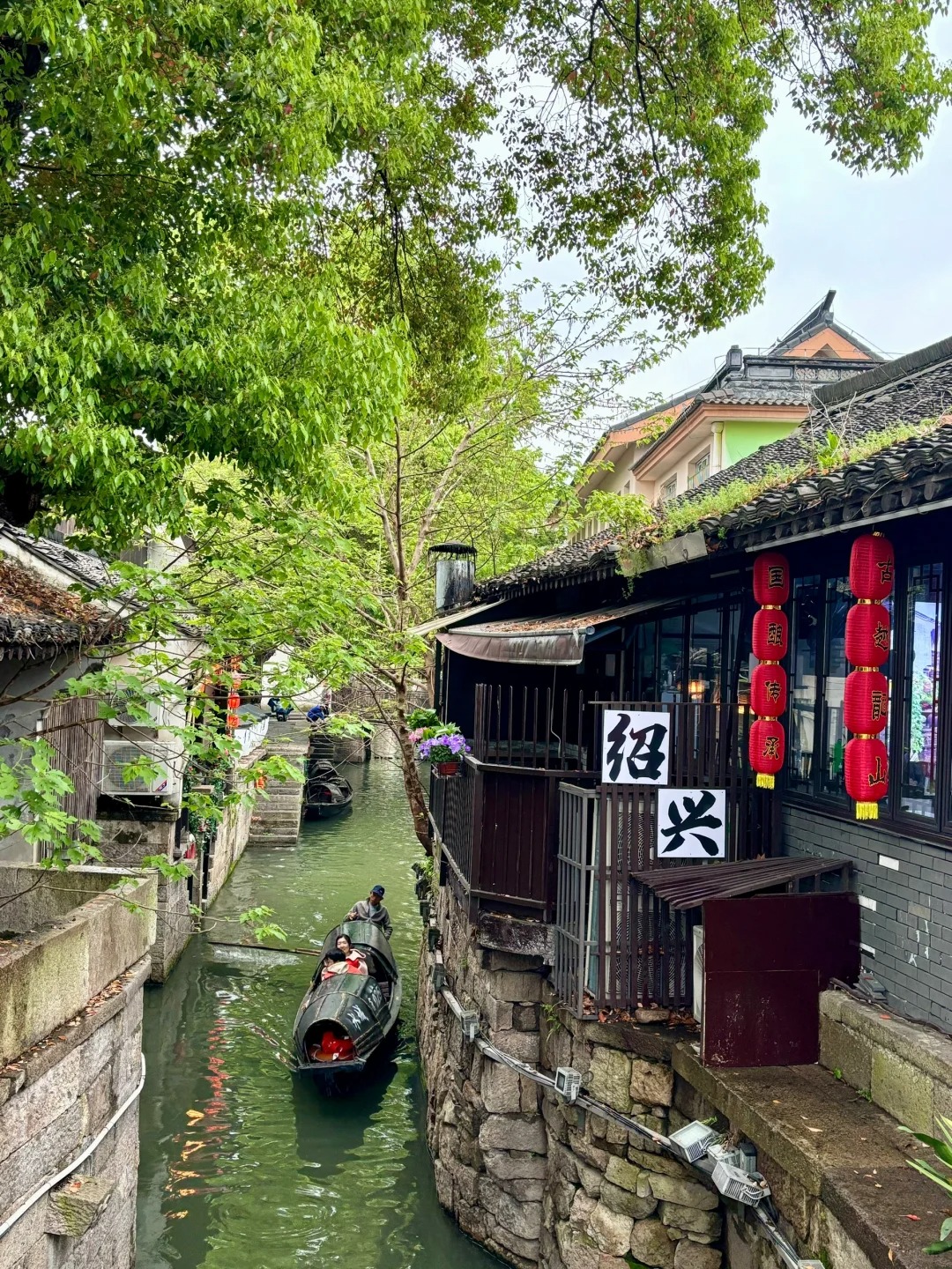 先生家乡是臭臭的
两个大馋丫头绍兴半日游，先生少抽点