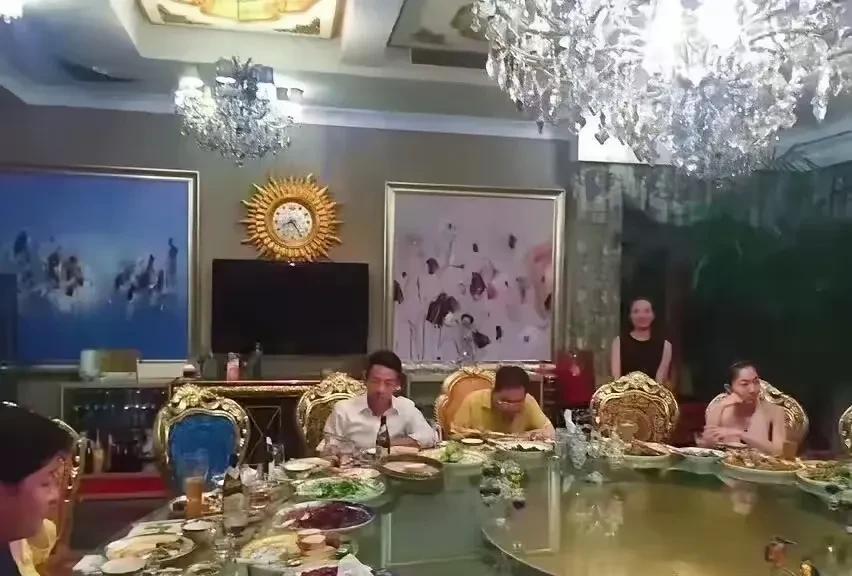 网上流出一张大S抱着小玥儿，汪小菲坐主陪谈笑风生的照片，又成了黑宝宝黑人家的证据