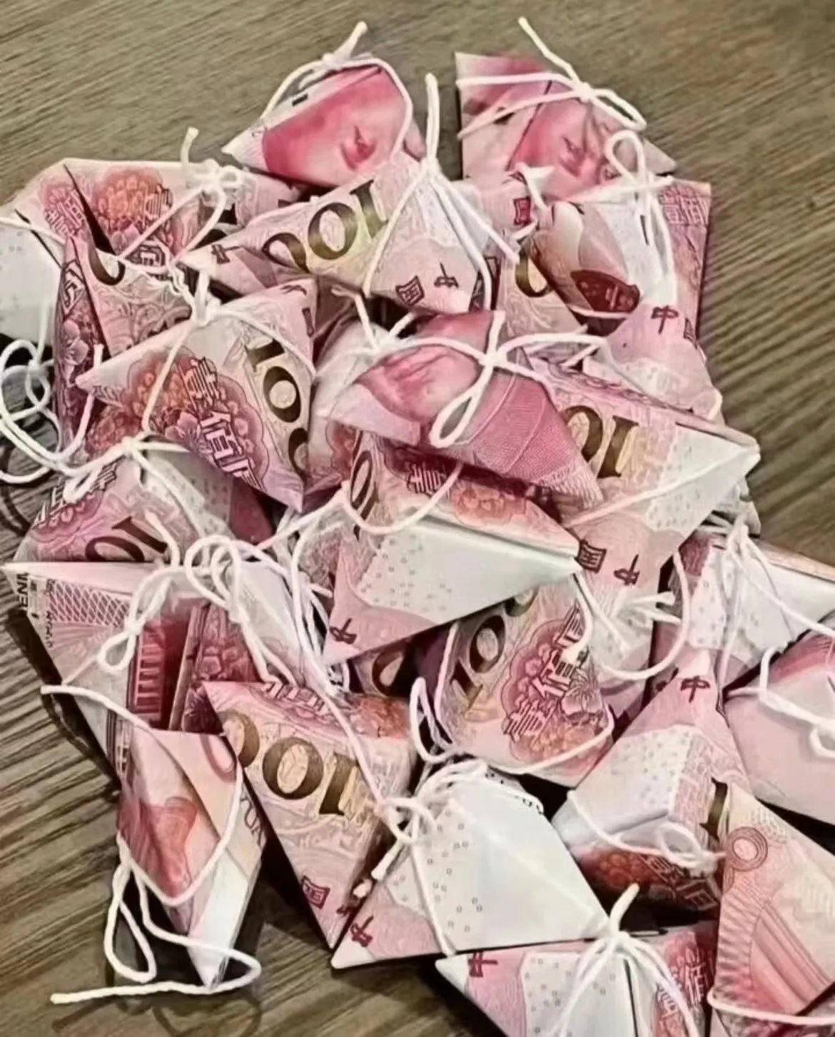 下班前，行政来办公室说端午节每人3个粽子，听完之后大家都唉声叹气，可见到粽子那一