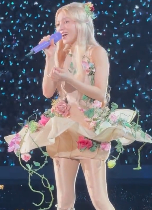 造型师把张韶涵当洋娃娃养