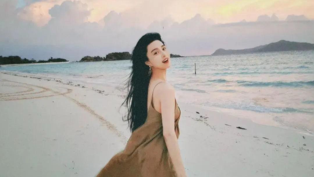范冰冰海边穿吊带，360度无死角，完美好身材，真的是太少女了！
