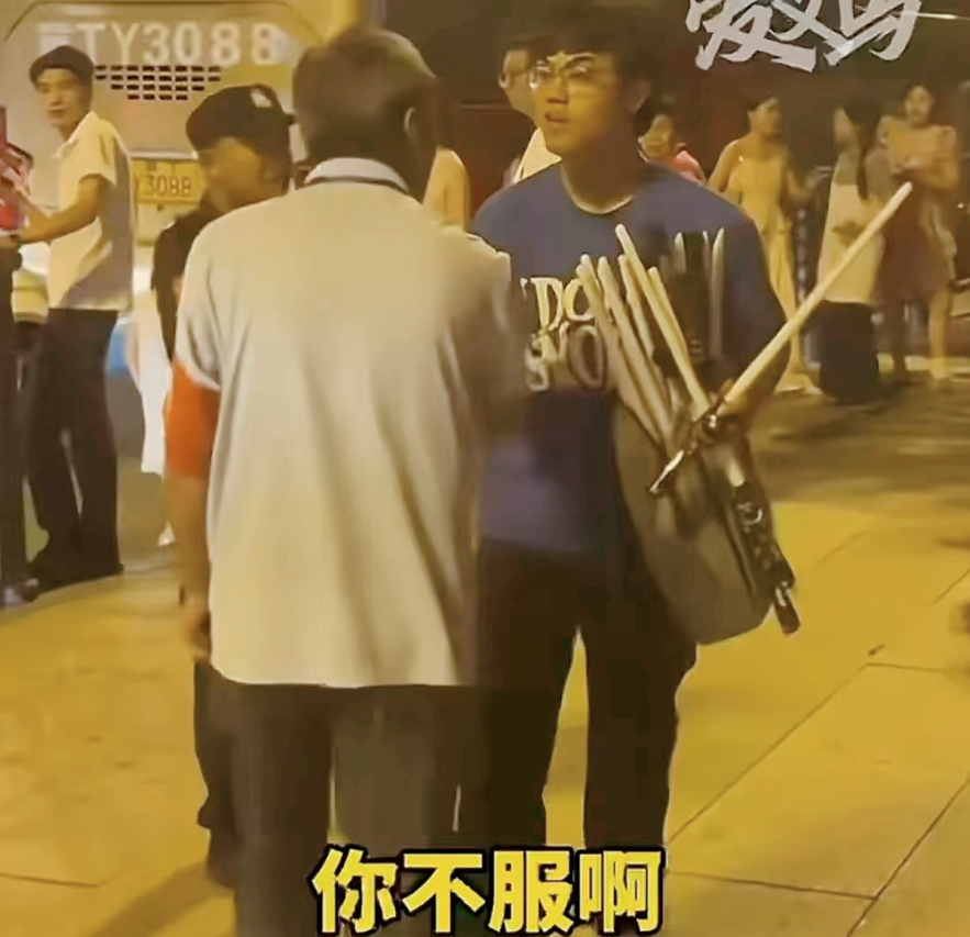 在网络曝光之后，青岛大爷被辞退，这件事让他变得闷闷不乐，几乎不再外出，仿佛与世隔