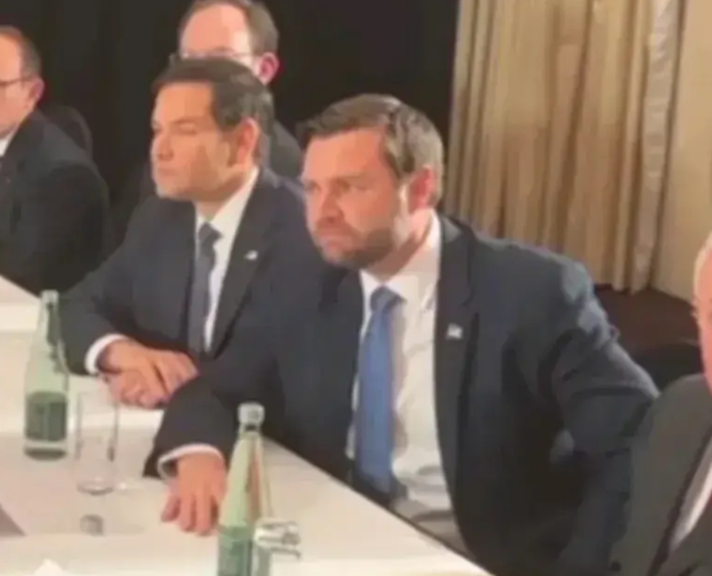 这两张图片可以看出，什么是盛气凌人，什么是以所谓的以实力和对方说话，再看看万斯那