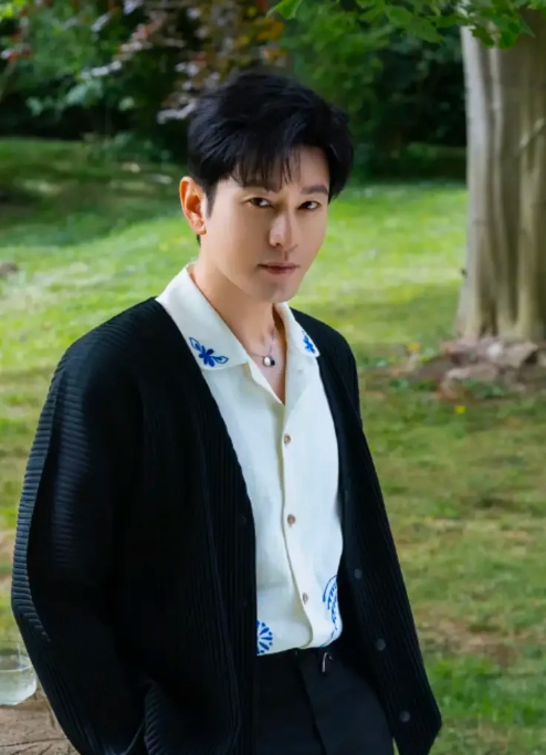 妖怪晒聊天记录曝黄晓明叶珂已分手，黄晓明还托了好友感谢他。

此外黄晓明好友也在