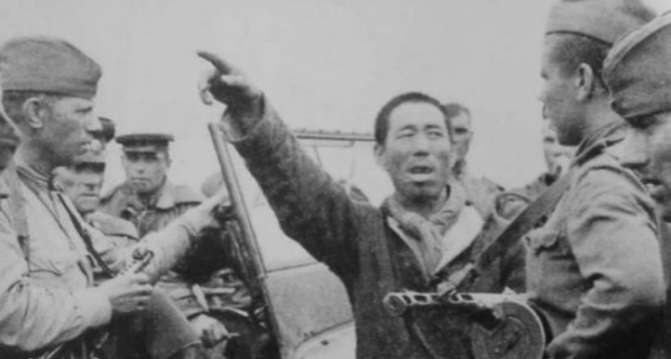 1945年蒋介石正与美国商量，计划利用美国军舰将国民党军队运送至东北，然而，与此