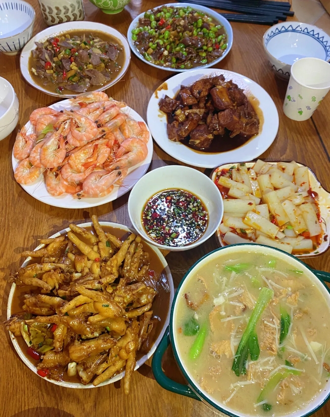 悔不当初，和女儿买了一个小区。我们就一个独生女，退休后在闺女的小区买了房子，现在