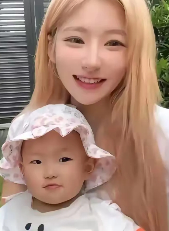 不愧是王思聪家的基因，这个女儿，一副很拽的样子，气场比孩子妈强大，感觉能带来巨大