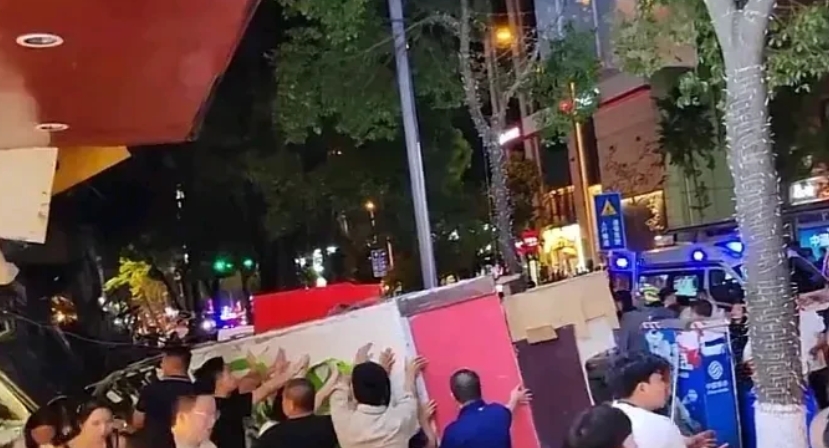 若时光倒流，这对父母定不会带女儿品尝冒菜，怎料广告牌突坠，大女儿瞬间离世，连闭眼