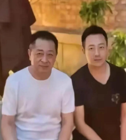 汪家这出豪门大戏里最让人佩服的，还得数汪小菲他爸汪则翰。

当年张兰挺着大肚子来