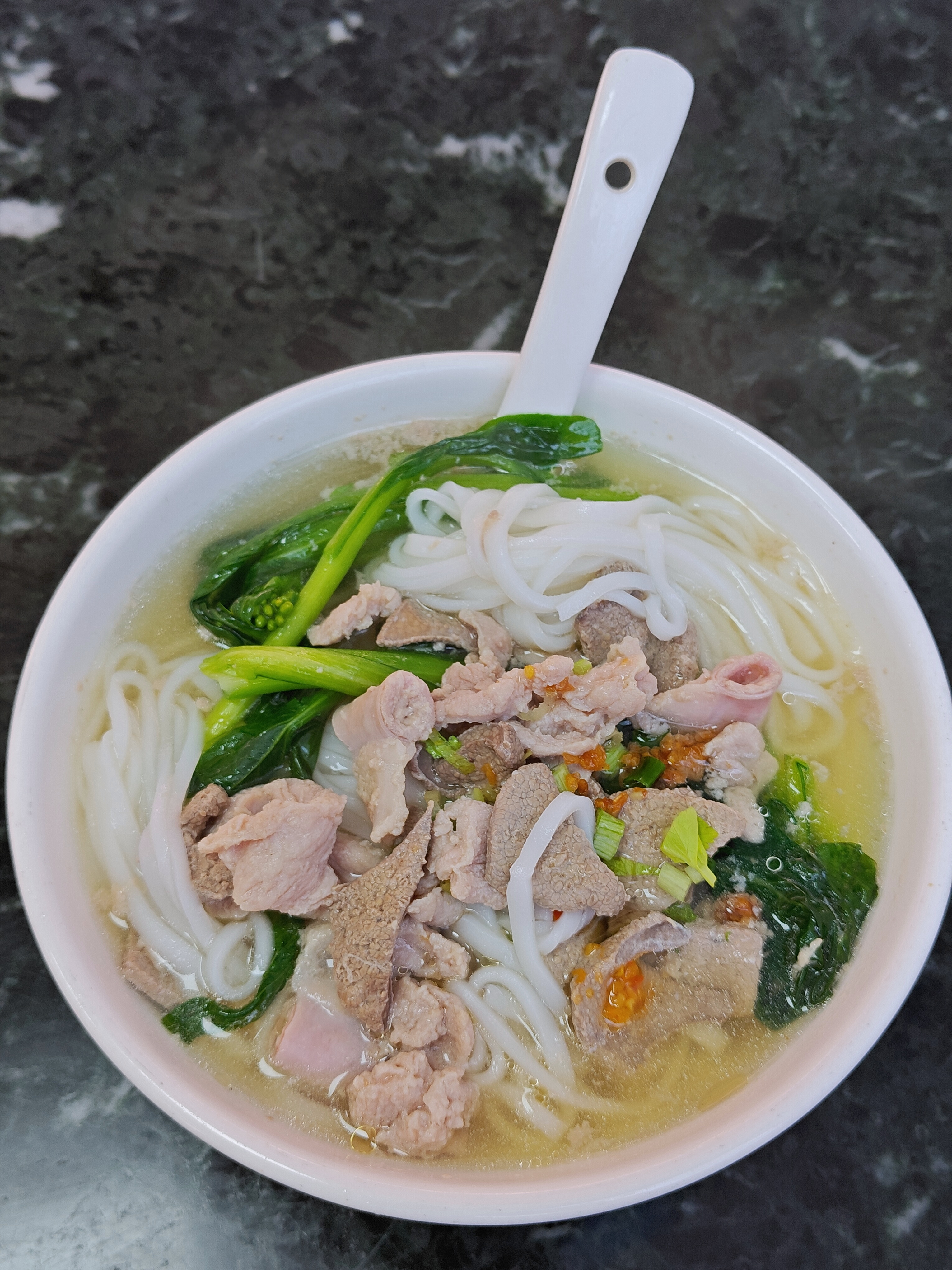 午餐，猪杂粿条汤，12元。广州荔塱市场，这家印象里是潮汕地区的客家人经营。青菜用