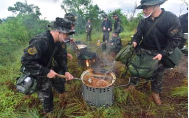 在军队中，选择培养炊事兵而不是直接招聘专业厨师，这一安排引发了广泛的关注与讨论。