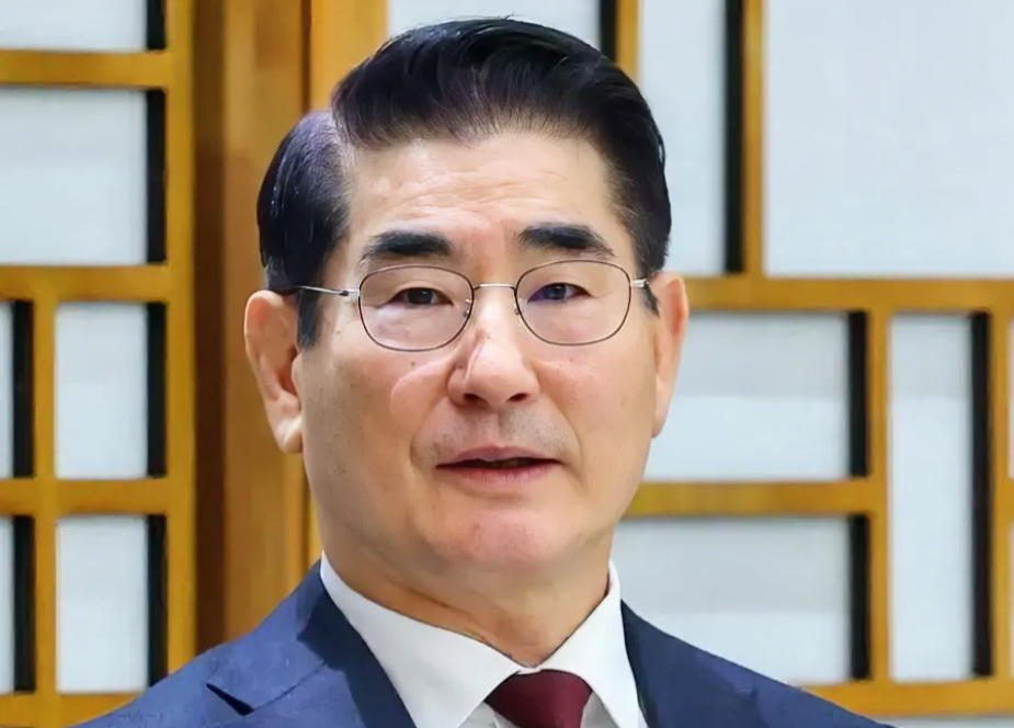 韩国前国防部长金龙显于10日晚间在狱中企图自杀，但幸运的是被及时发现，目前身体状