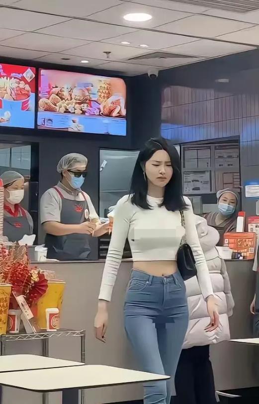 姐姐这种身型真的完美，不胖也不瘦！