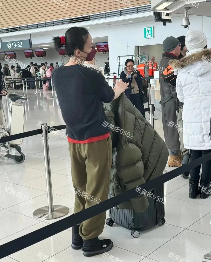 机场偶遇王菲，她打扮得很休闲很保暖，厚厚衣服也掩盖不住她高挑清瘦的身材。
55岁