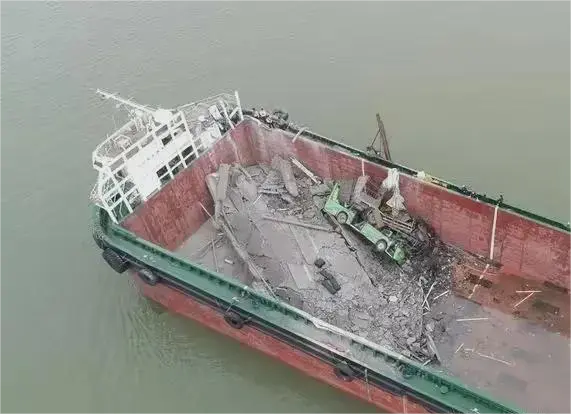 笔者对肇事船舶的船员表示谴责和遗憾，因为他的不当操作和失误导致了这起悲剧的发生。