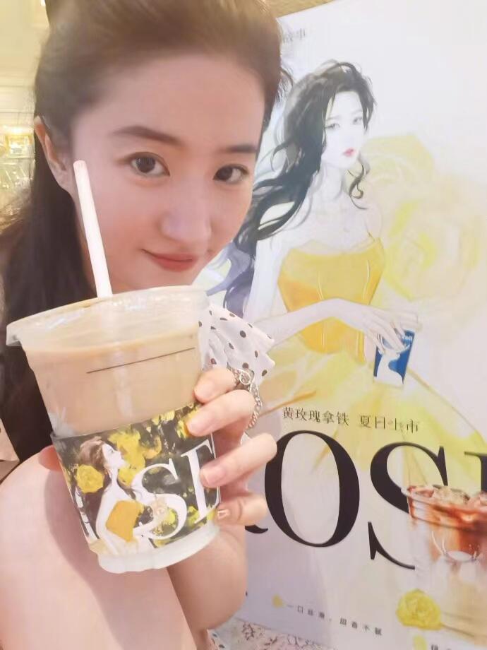 刘亦菲被玫瑰包围了