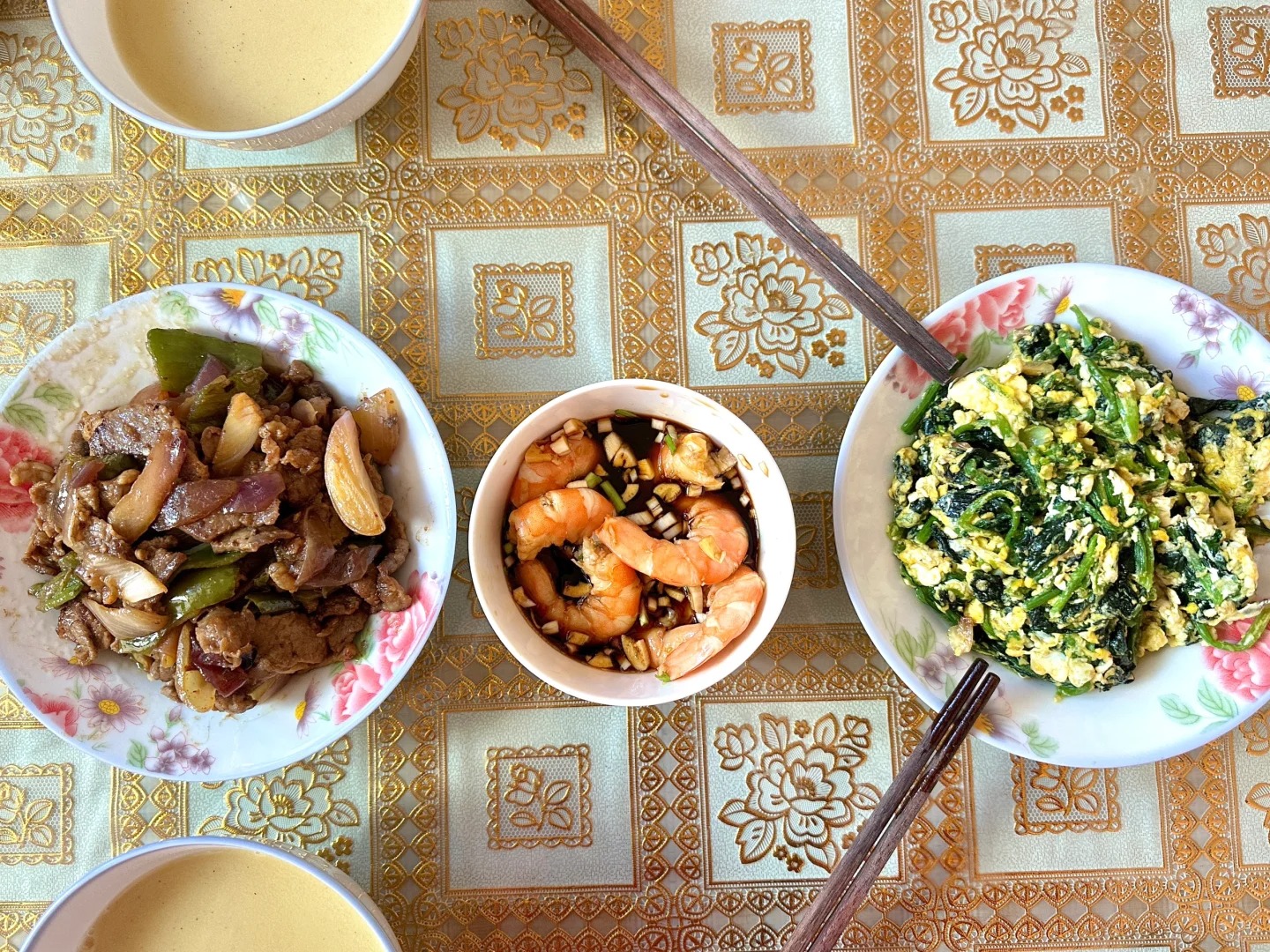 妈妈嫌我做的菜恶心，一口没吃全倒了
图一妈妈做的：葱爆羊肉，水煮大虾，菠菜炒鸡蛋