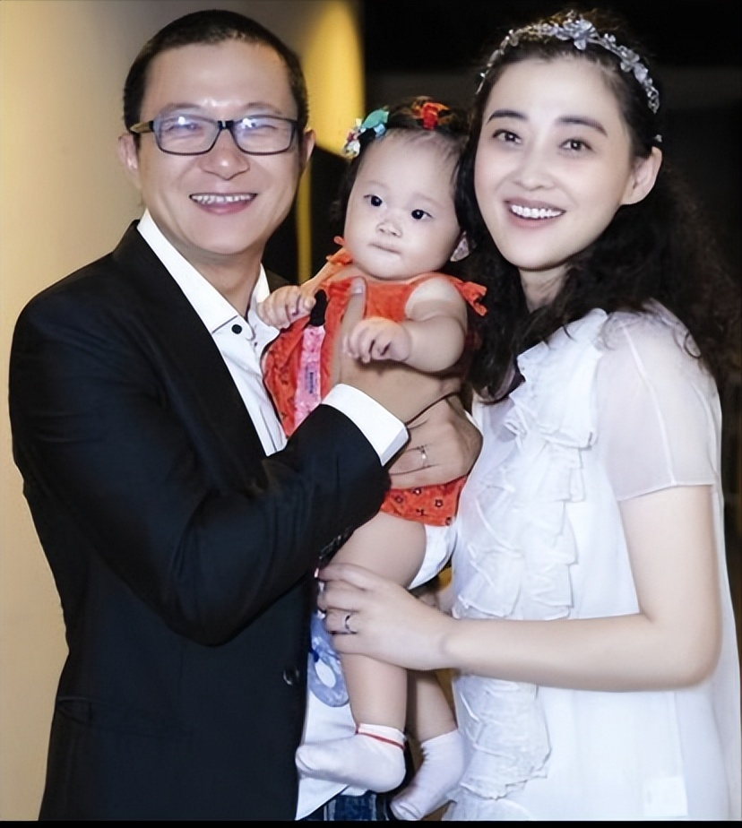 当年，梅婷生孩子时羊水栓塞，生命垂危，医生问家属：“救大人还是救孩子？”关键时刻