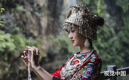 男友和闺蜜联手将我推入蛇窟，可他们不知道我是苗族圣女