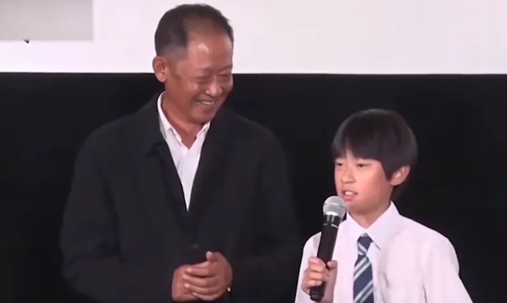 这眼神和笑容像是在看隔辈人，生孩子还是要趁早，要不然早就子承父业了！我一直觉得他