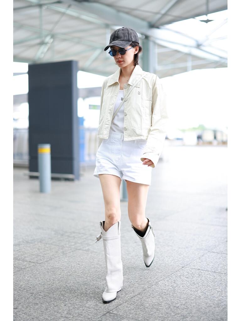 张小斐白色套装好酷