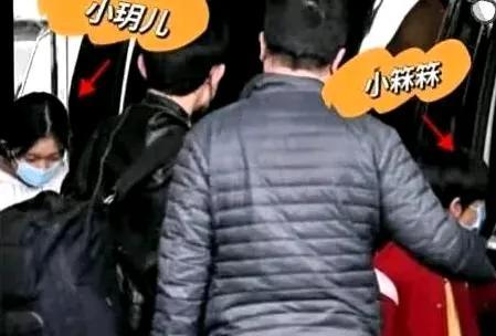 大S骨灰回到台湾，两个孩子也一起回来了，小玥儿和小霖儿和大人们带妈妈回家！真的太