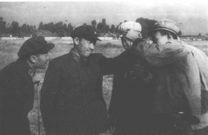 1958年7月，空军司令刘亚楼上将计划视察空三军，为避免事先准备，他携夫人抵达大