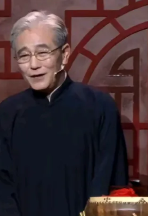 天津相声同行给相声名家马志明打电话，说马老啊问你个问题，您的相声水平和老郭比，谁
