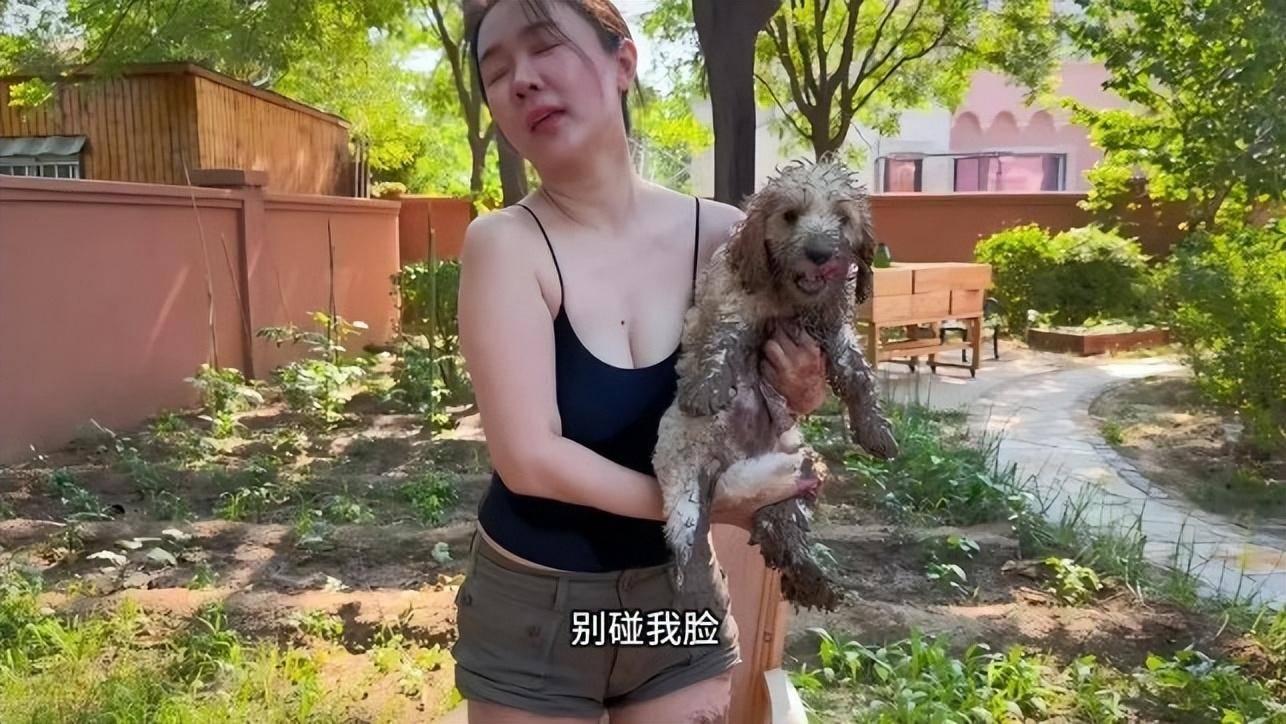 霍思燕43岁豪宅内穿吊带裙劳作，独特造型引热议，身材依旧惊艳（霍思燕挺漂亮的）-第4张图片-九妖电影