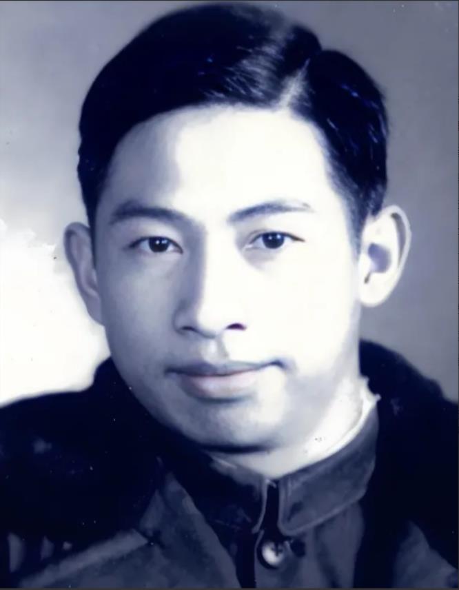 1955年，1名中南学院大学生，在毕业前，突然被2名没军衔的神秘军人带走。在军人