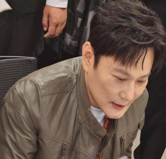 百亿身家，情歌王子张信哲，57岁了，居然还是单身？！这简直是娱乐圈的一大悬案！