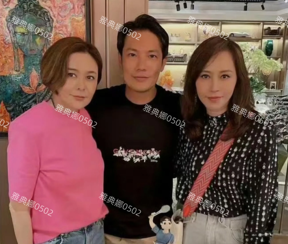 关之琳的脖子怎么了？
感觉她脖子很短还前倾，上了年纪的她颜值还好，体态大不如前了