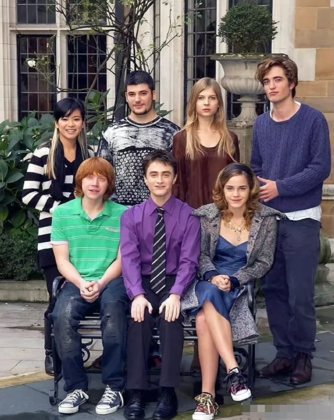 哈利和他的伙伴们都长大了，这是拍摄《哈利·波特与火焰杯》时幕后照片，前排分别是罗
