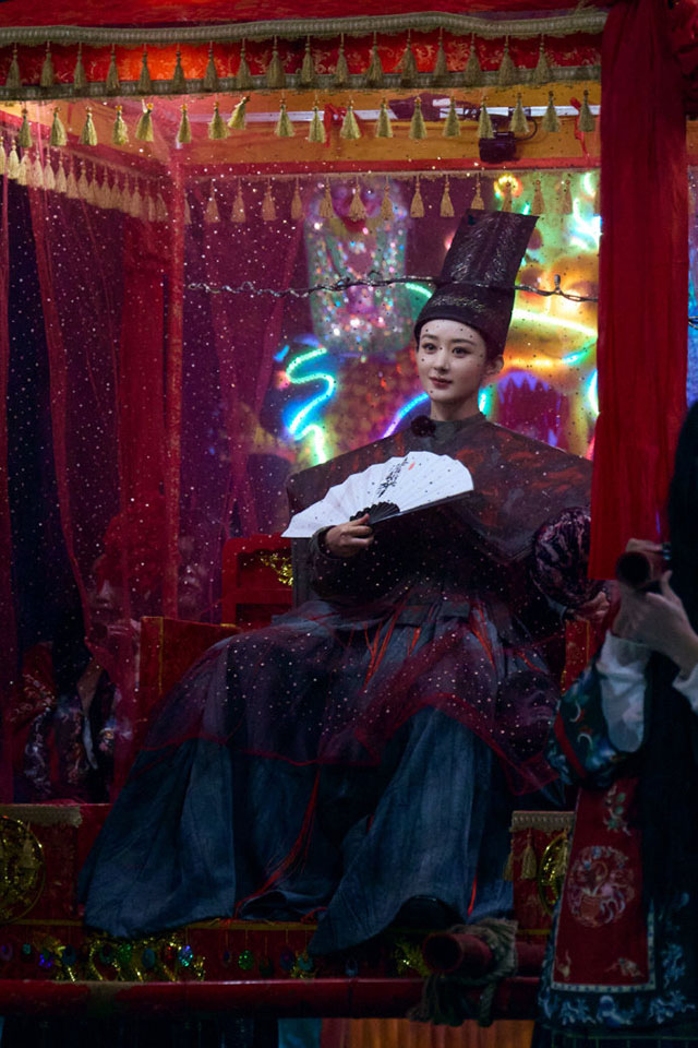 #赵丽颖黑衣新娘妆#黑衣红轿look，仿佛有一点恐怖。