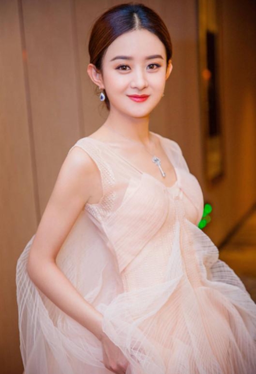 赵丽颖的身材曲线确实很迷人呢😍！她的努力和付出大家都看在眼里，能有这样的好身材