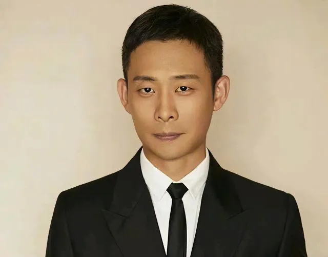 张译，今年46岁，生活过得咋样？

1. 婚姻感情：娶了央视美女主持钱琳琳，她比