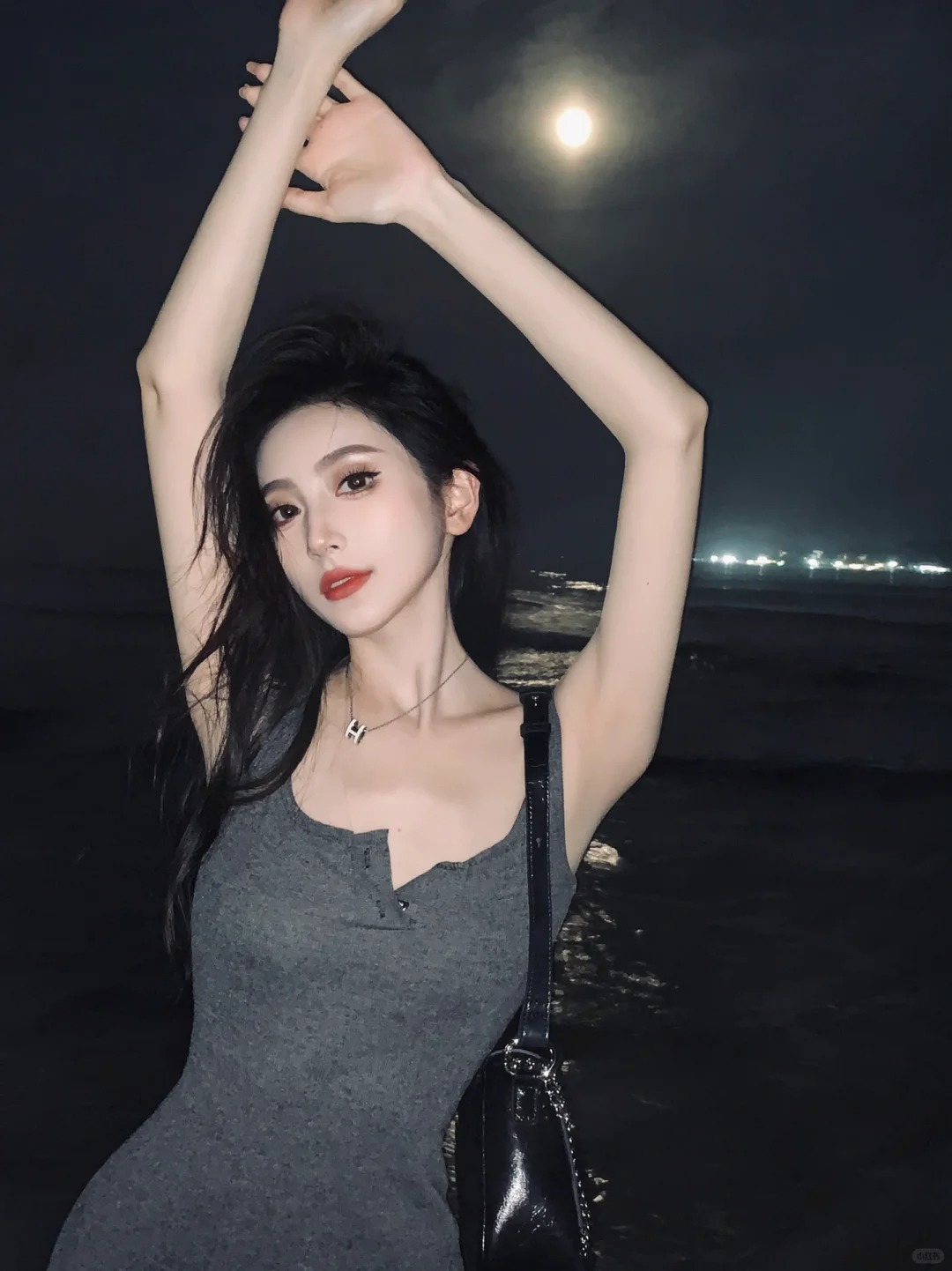 反差色➕闪光灯📸️我真的会心动
夜晚的海边氛围感拉满～