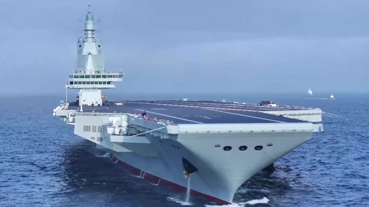 福建舰首航，英国媒体坐不住了！
英媒报道，福建舰航母海试时没有搭载舰载机。看来也