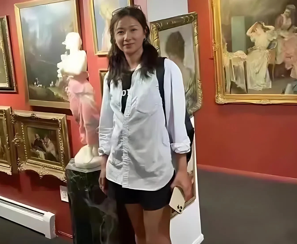 51岁的徐静蕾在美国洛杉矶被偶遇，这位定居美国7年的才女导演，如今就住在Newp